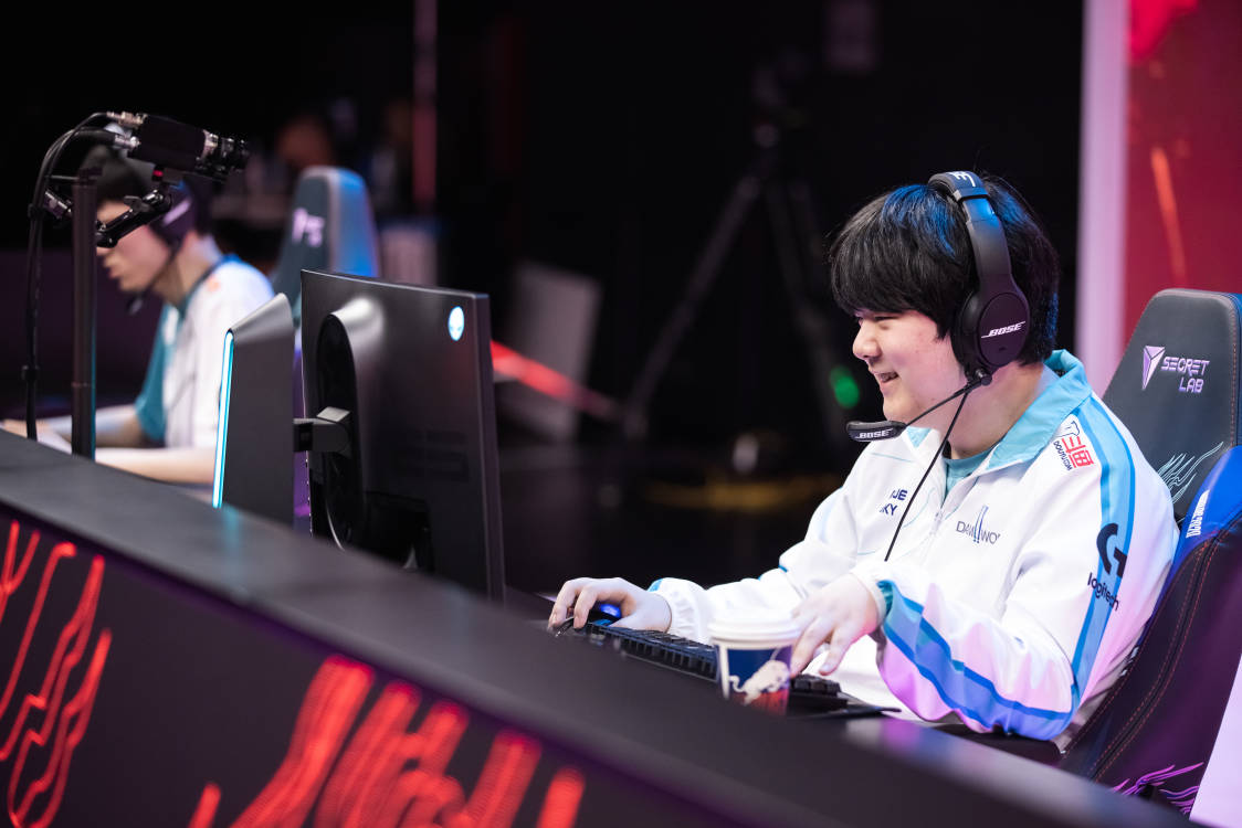 开云体育官方网站-关于BRO完胜CLG,ShowMaker三分雨点燃全场的信息