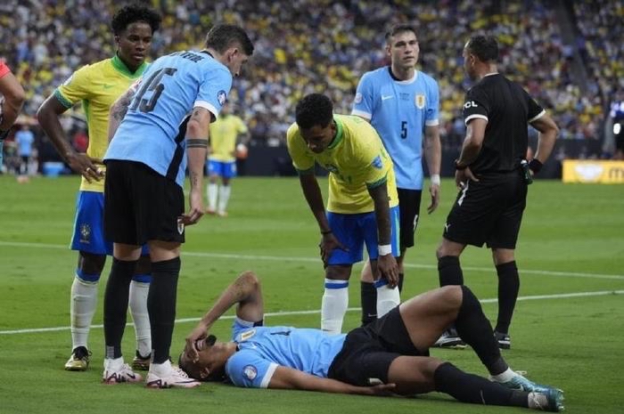 开云体育官方网站-巴西队在南美女足杯决赛中战胜阿根廷,捧起冠军奖杯的简单介绍