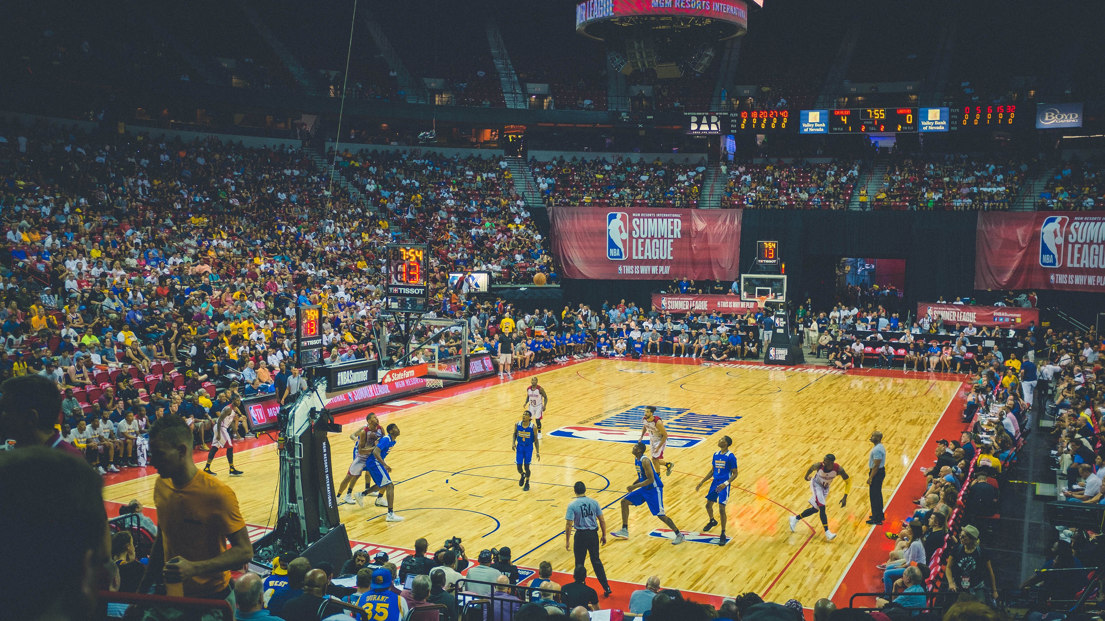 赛道烽烟，梅赛德斯鏖战法拉利，维斯塔潘状态火热改写格局